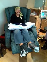 donna affetta da cancro al seno si sottopone a terapia chemioterapica