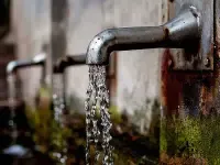 Acqua che esce dai rubinetti