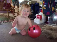 bambina di poco più di un anno che ha subito l'amputazione parziale di tutti e quattro gli arti come conseguenza della meningite meningococcica; non era vaccinata ed è diventata, per volontà dei genitori, la faccia della campagna a favore della vaccinazione