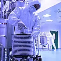 Operatori al lavoro in ambiente sterile per la produzione di anticorpi monoclonali