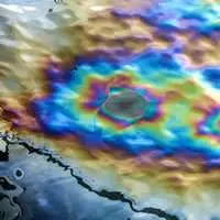 Chiazza di petrolio in mare con i suoi colori iridescenti