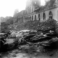 Fotografia d'epoca del terremoto a Messina avvenuto nel 1908 che ritrae corpi di vittime tra le macerie