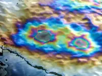 Chiazza di petrolio in mare con i suoi colori iridescenti