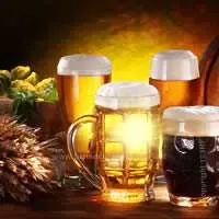 Tipi di birra in boccali davanti ad un barilotto