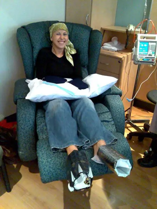 donna affetta da cancro al seno si sottopone a terapia chemioterapica