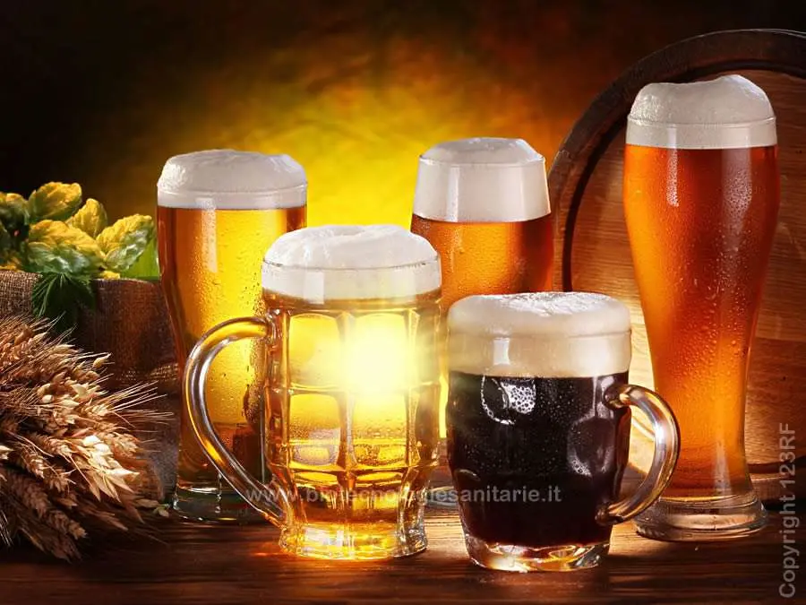 Tipi di birra in boccali davanti ad un barilotto